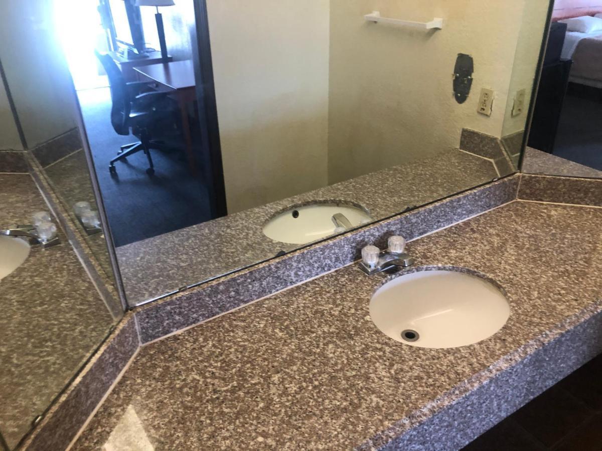 טולסה Airport Inn And Suites מראה חיצוני תמונה