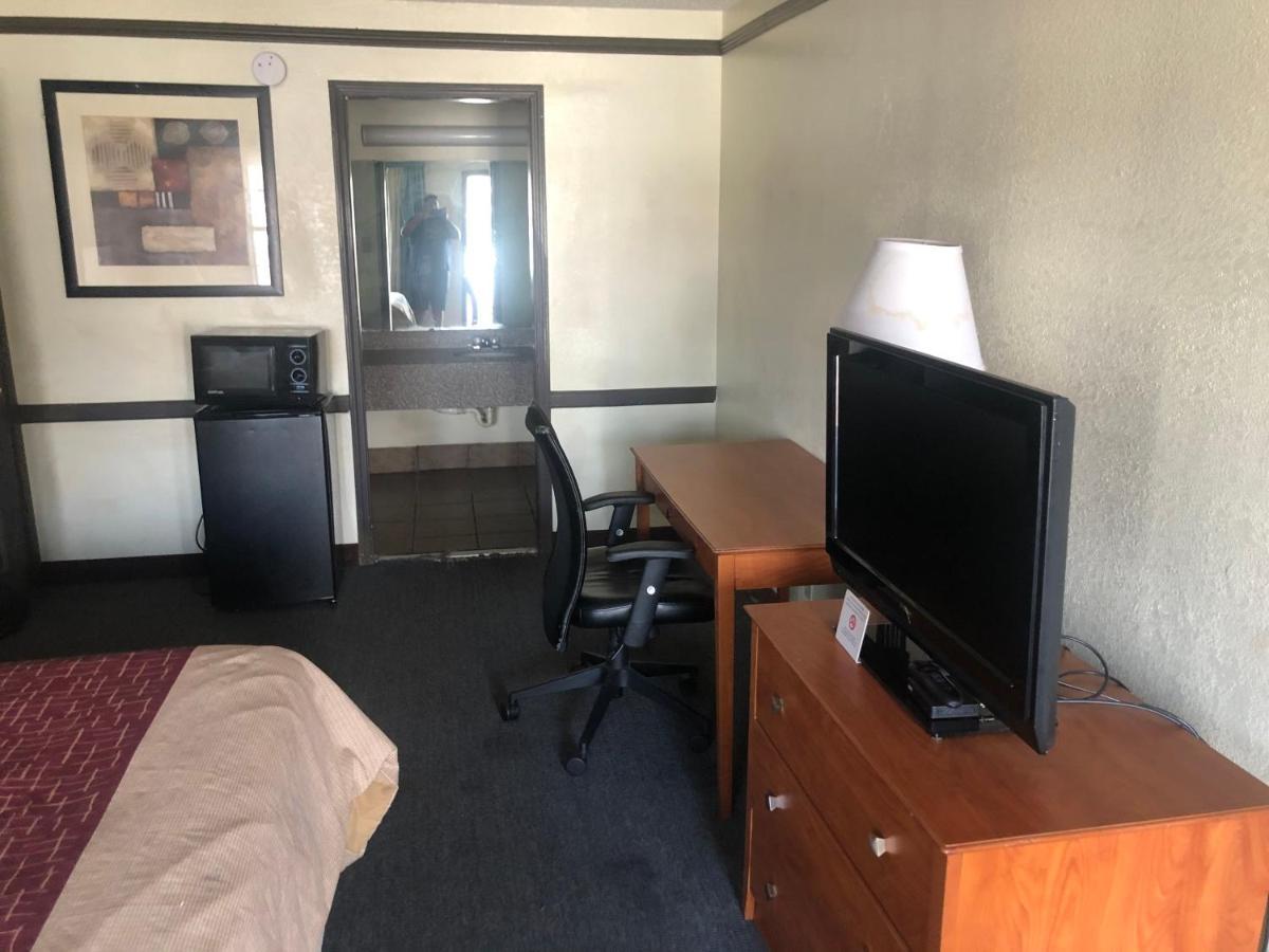 טולסה Airport Inn And Suites מראה חיצוני תמונה